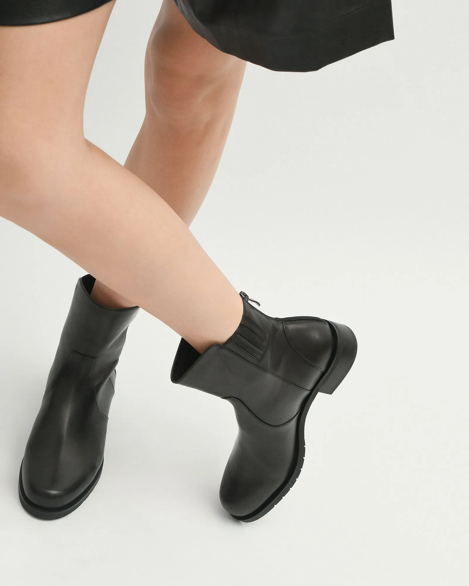 JOHNSTON FLAT ANKLE BOOTS BLACK LEATHER